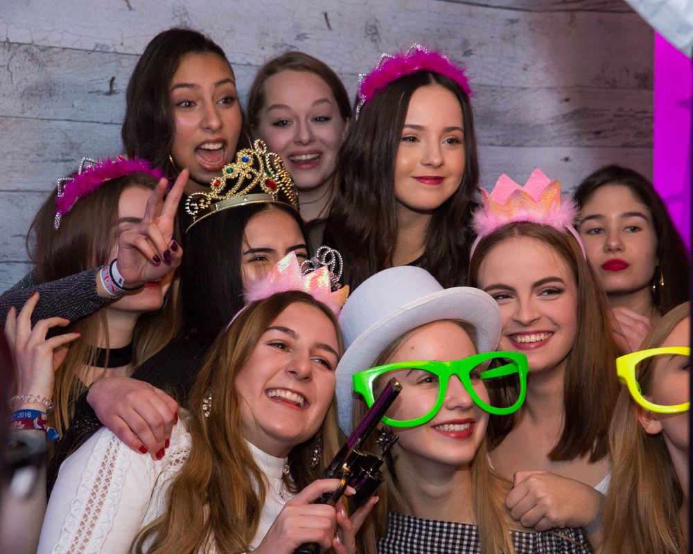 Gruppe an der Fotobox